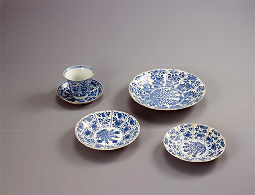 중국 청나라 1690년. 청화백자 꽃무늬 잔과 접시.