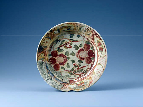 중국 명나라 16-17세기. 청화백자 모란무늬 접시.