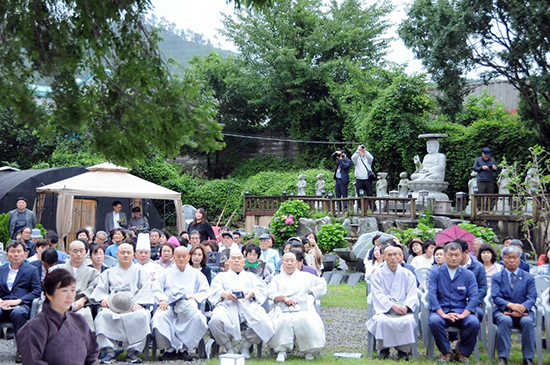 (사)향기로운 문화동행(이사장 보혜스님)이 지난 6일 부산 기장군 청량사에서 부산국제차문화교류회 발대식과 계간 문학동행 발간을 축하하는 행사를 개최했다.