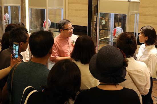 홍콩L & H AUCTION 주자대표가 국내최초로 열린 호급보이차 전시품들에 대해 설명하고 있다.