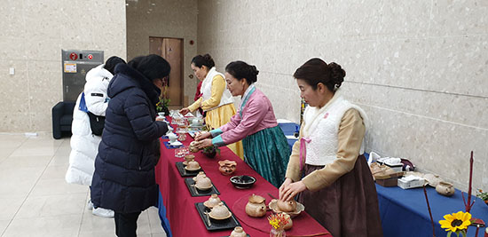부산의 차인들이 부산국제차어울림문화제에 참여한 시민들에게 차와 다식을 시음하게 하고 있다. 사진은 지난 2018년 행사.