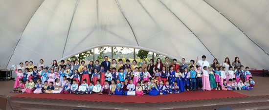 순천만국가정원국제차문화산업전 행사의 일환으로 열린 제1회 효사랑 다례예절 인성경연대회에 참여한 어린이들과 가족들.