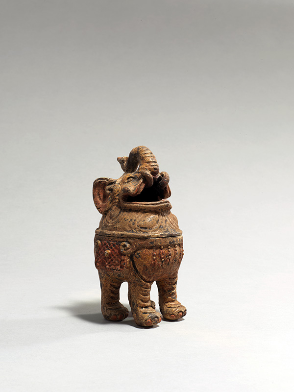 도제상형향로陶製象形香爐.코끼리를 형상화 한 도제향로이다. 이처럼 동물의 형상으로 향로를 제작한 것은 漢代부터 나타나고 있으며, 오리 등의 향로가 제작되었다. 이후 동물모양 향로는 지속적으로 제작되었다.